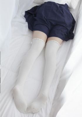 小受夹腿憋尿时被攻按小腹