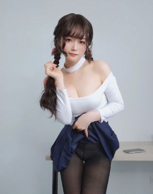 穿条纹睡衣的男孩
